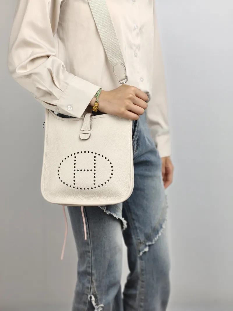 Hermès Crossbody Bag Evelyne 23 23 10Craie Taurillon Clemence TC Calfskin 23 × 6 × 24 cm G — on-model view 2 of 2