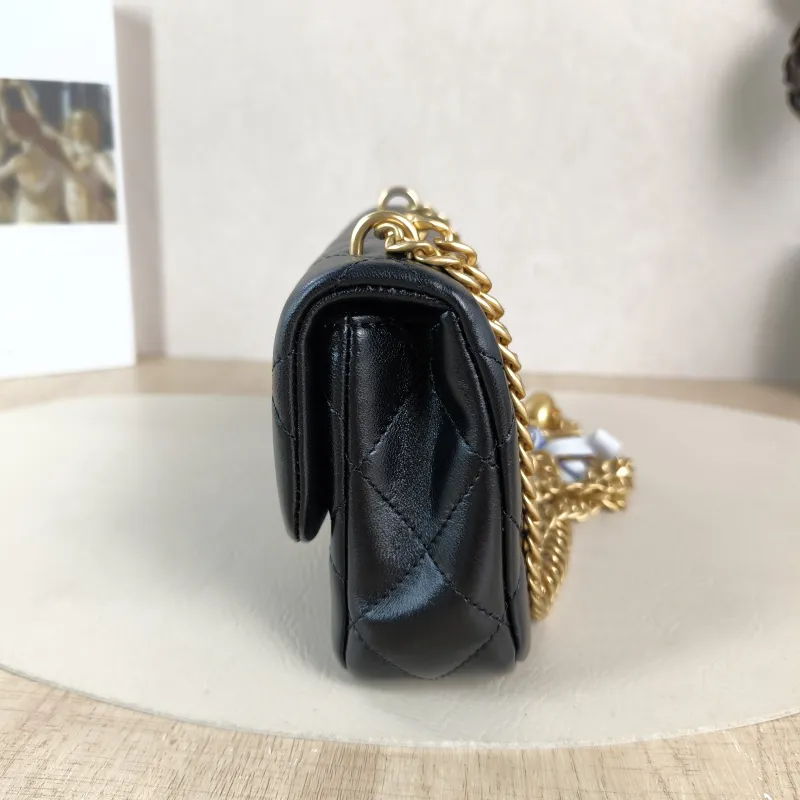 Chanel Crossbody Bag Black Lambskin 18 × 5 × 12 cm — detail view 3 of 11