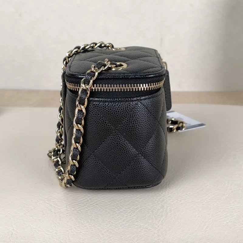 Chanel Crossbody Bag Edition Black Grained Calfskinmini11 × 7 × 9 cm — detail view 4 of 12