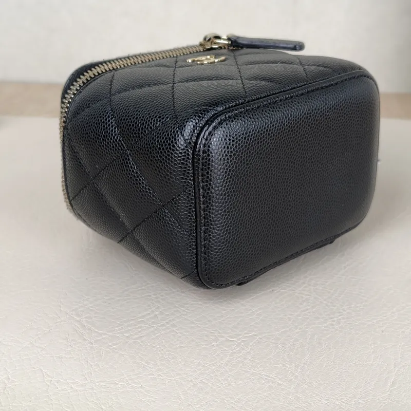 Chanel Crossbody Bag Edition Black Grained Calfskinmini11 × 7 × 9 cm — detail view 8 of 12