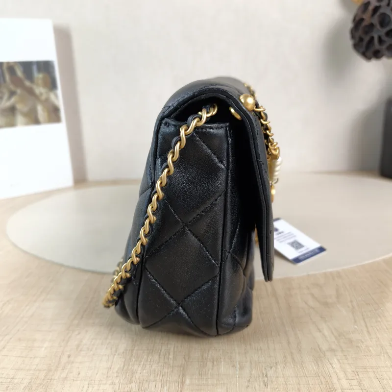 Chanel Crossbody Bag 24a Pearl Black Lambskin One Size 22 × 11 × 14.5 cm — detail view 11 of 11