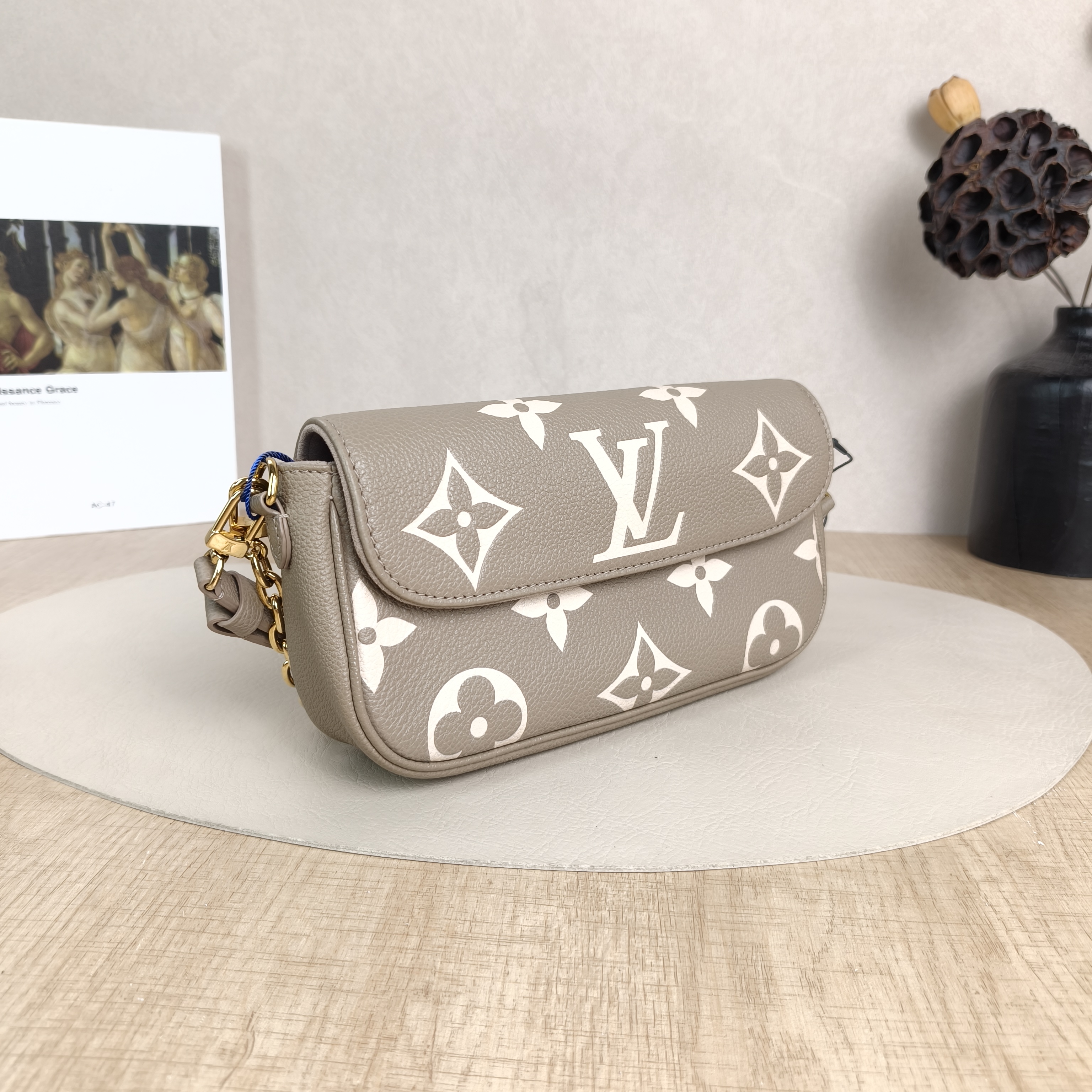 Louis Vuitton Crossbody Bag IVY Monogram Empreinte Embossed Calfskin Small23.5 × 4.3 × 12 cm — cover view 3 of 5