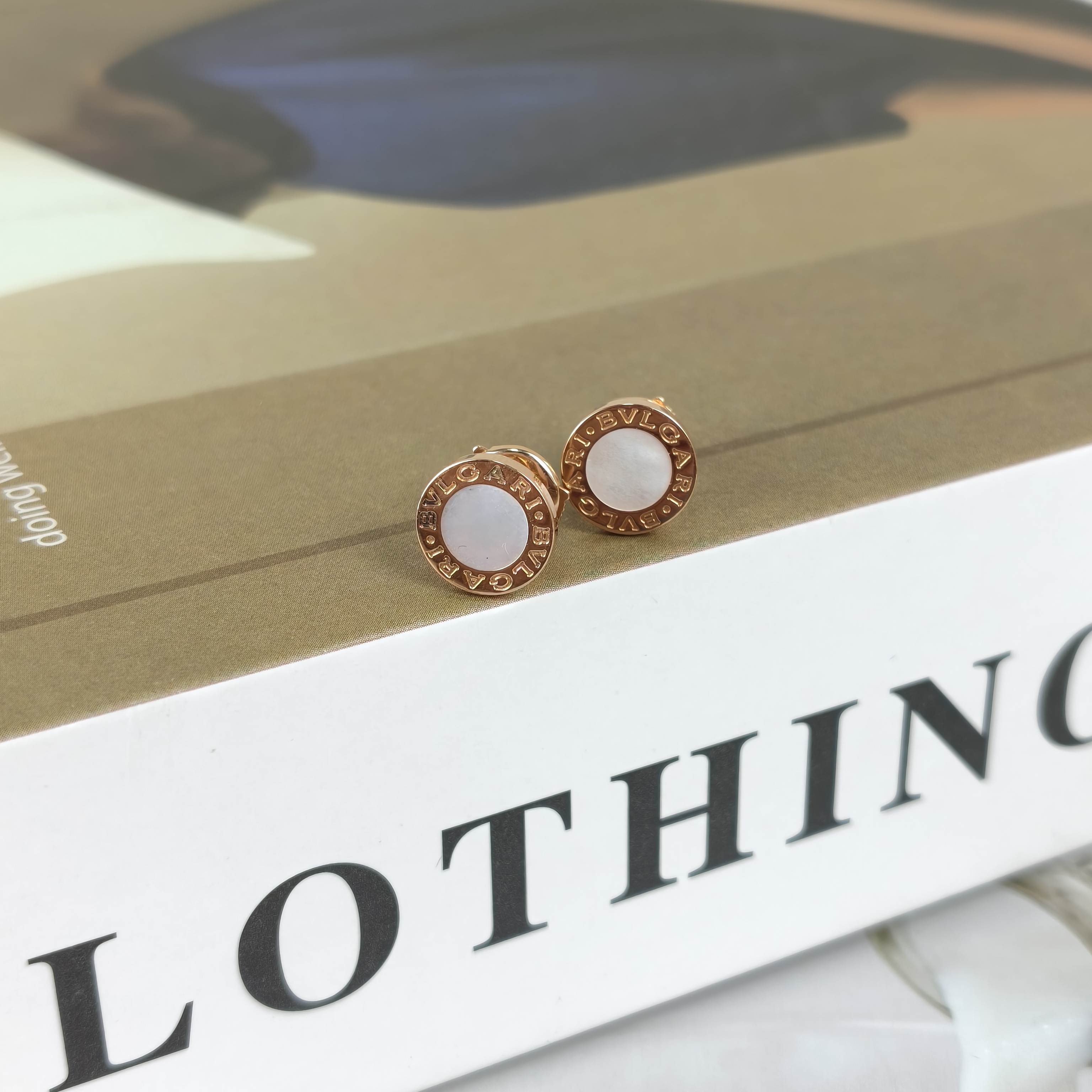 Bvlgari Earrings Collection Earrings White Mother-of-Pearl18k One Size — cover view 5 of 8