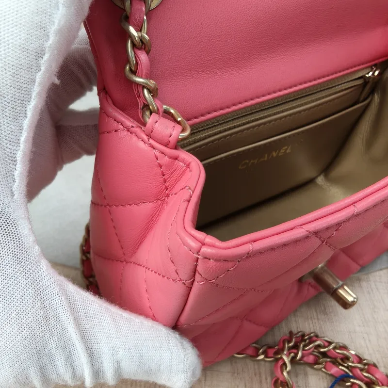 Chanel Crossbody Bag Pink Lambskinmini17 × 8 × 13.5 cm — detail view 8 of 19