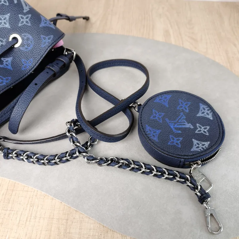 Louis Vuitton Crossbody Bag BELLA · Calfskin One Size 22 × 14 × 19 cm — detail view 1 of 11