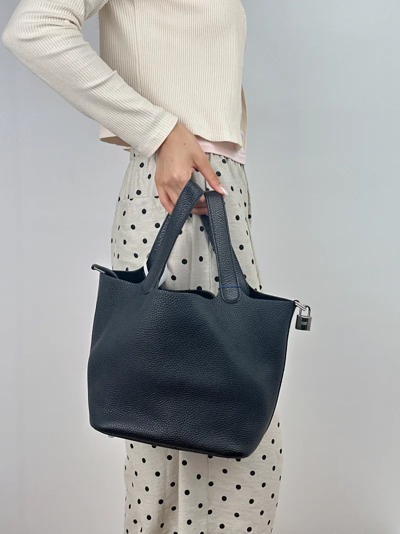 Hermès Top Handle Bag Picotin Lock 22 22 Black TC Calfskin Medium 22 × 18 × 21 cm x — on-model view 1 of 2