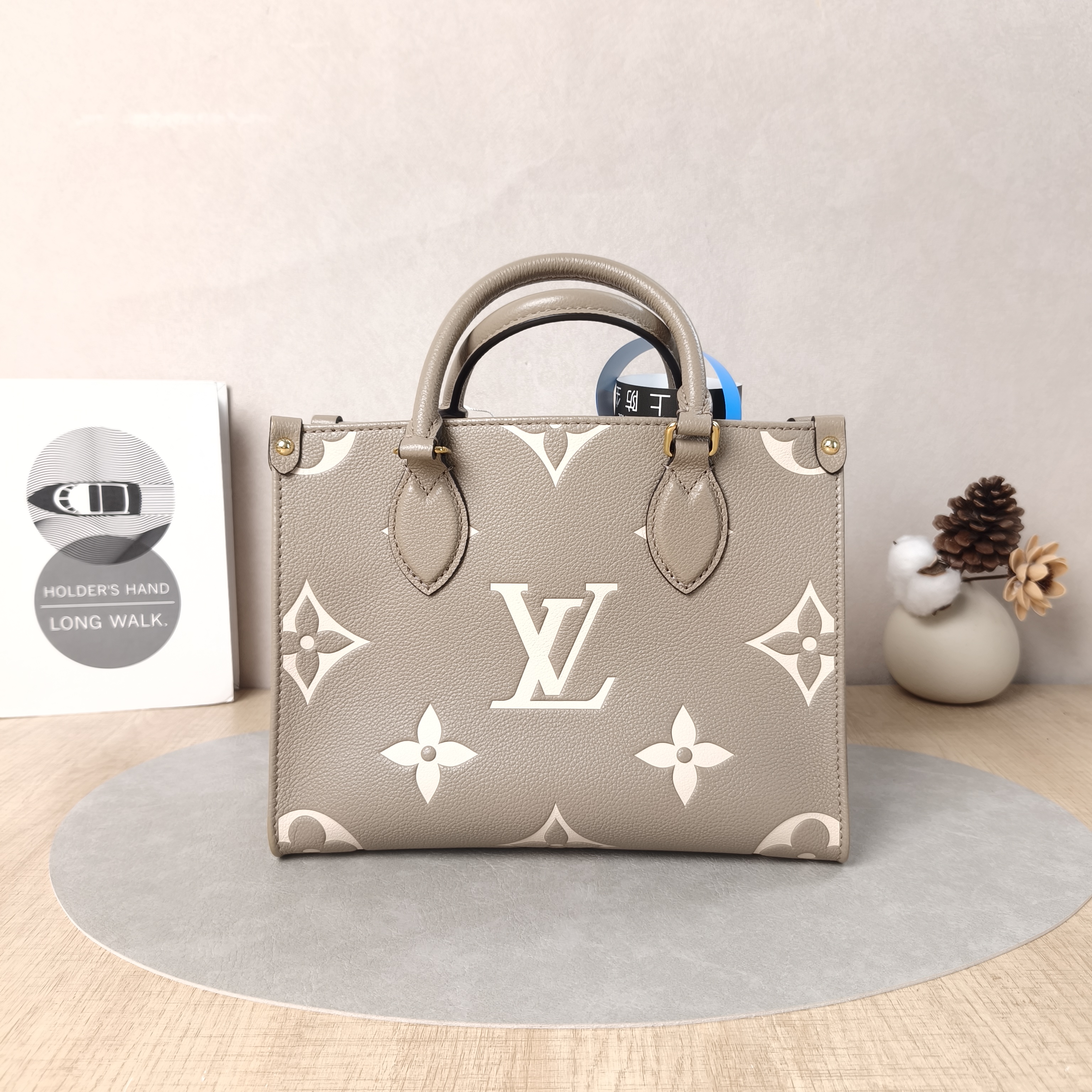 Louis Vuitton Shoulder Bag Onthego · White Empreinte Embossed Calfskin Monogram Small25 × 11.5 × 19 cm