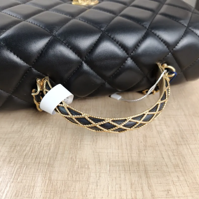Chanel Crossbody Bag Black with Gold-Tone Hardware Lambskin One Size 25 × 10 × 16 cm — detail view 3 of 12