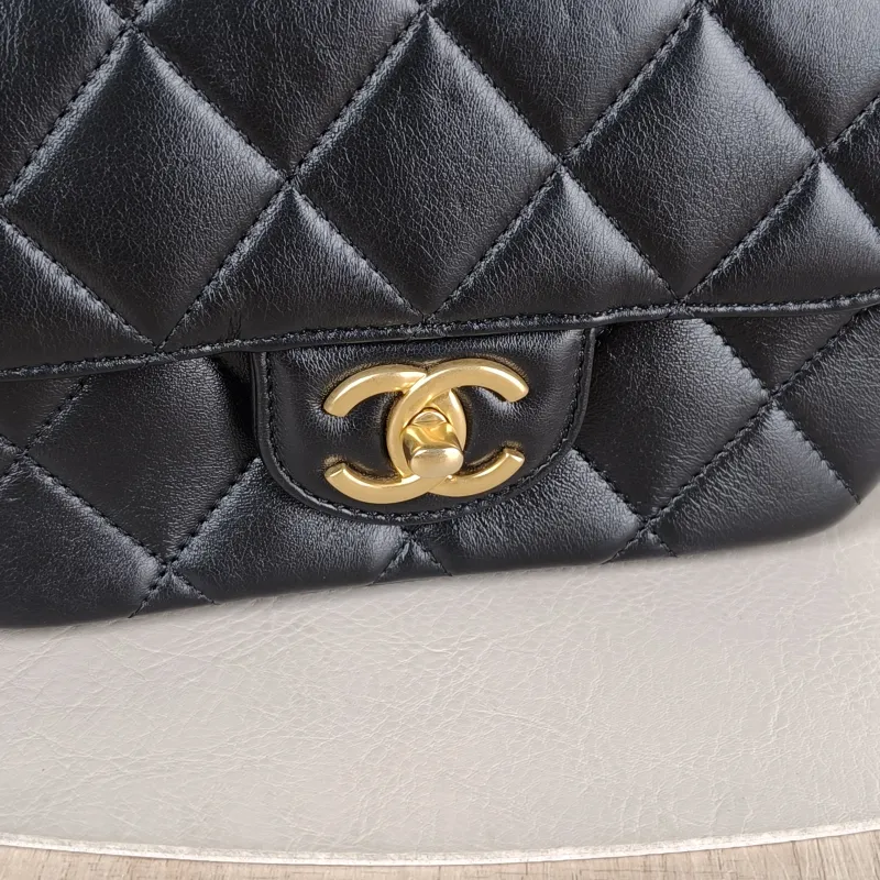 Chanel Crossbody Bag 26c Pearl Black Lambskin Small 20 × 6 × 14 cm — detail view 6 of 12