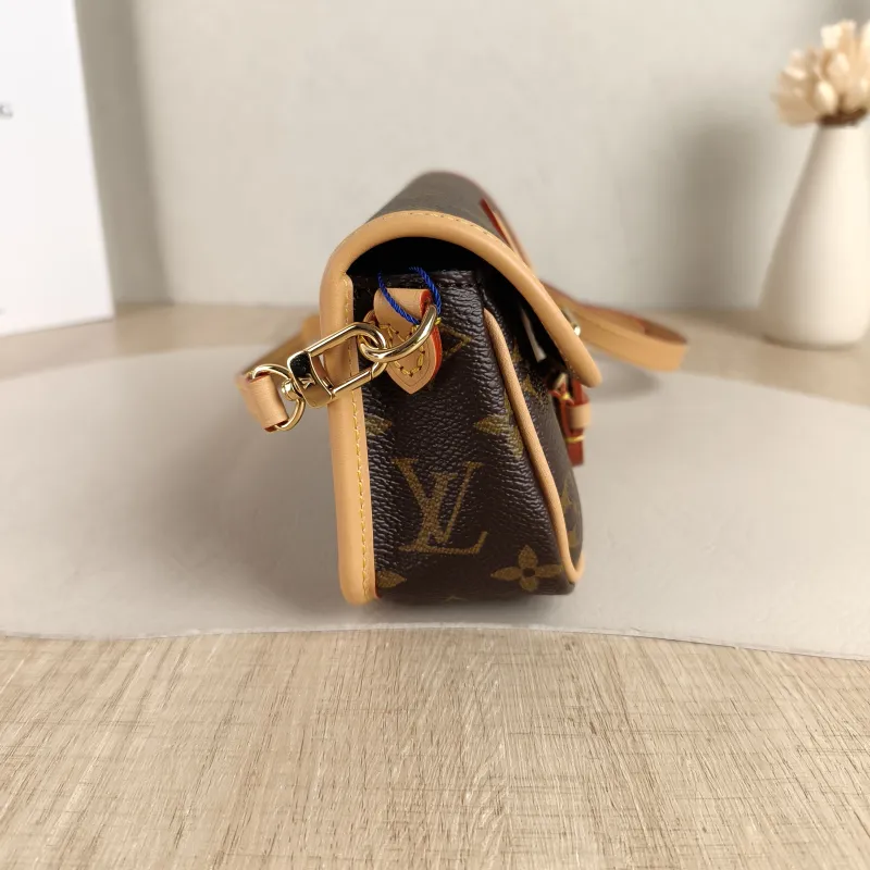 Louis Vuitton Crossbody Bag Diane Baguette Bag Monogram PV Cnano19 × 6 × 10.5 cm — detail view 11 of 11