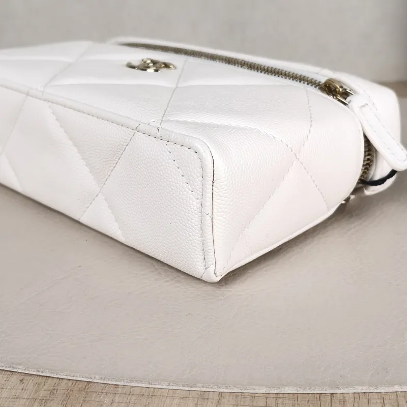 Chanel Crossbody Baglp Box Bag Top Handle Crossbody Bag White Calfskin One Size19.5 × 5 × 17 cm — detail view 3 of 12
