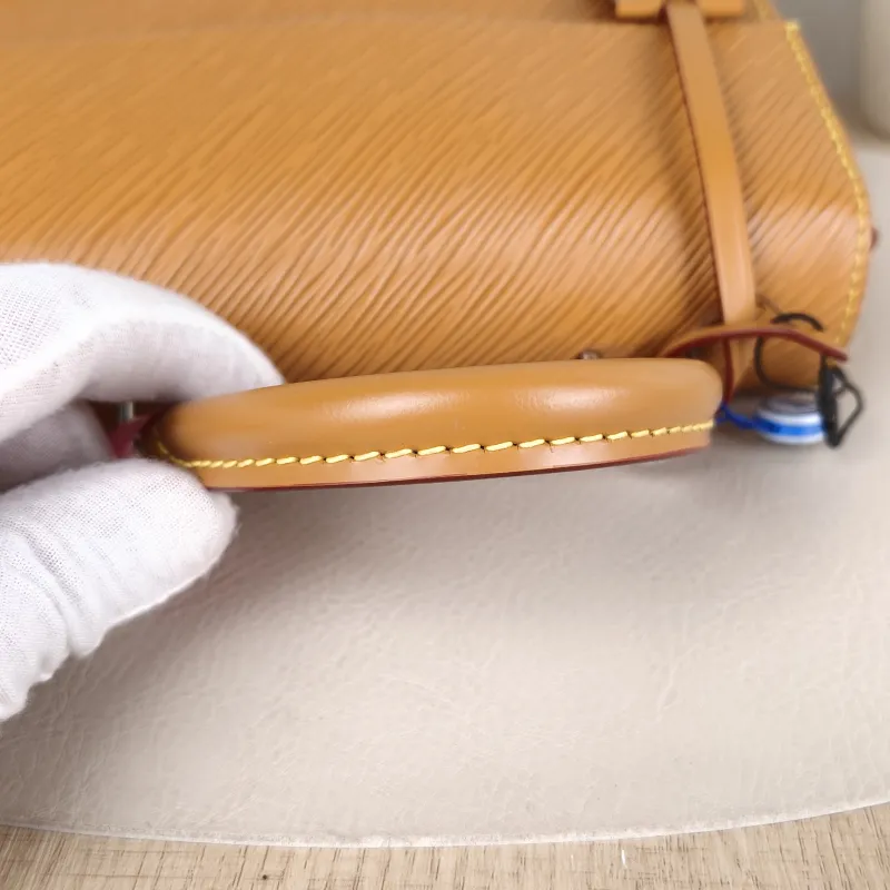 Louis Vuitton Crossbody Bag CLUNY Caramel Epi Embossed Calfskinmini20 × 7.5 × 16 cm — detail view 9 of 15