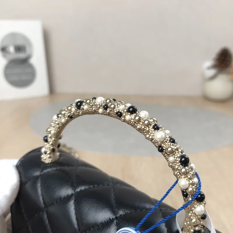 Chanel Crossbody Bag26c Pearl Black Lambskinmini15 × 5.5 × 10.5 cm — detail view 9 of 19