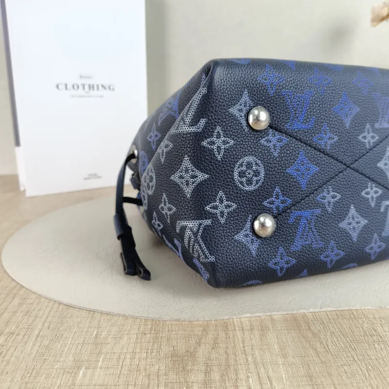Louis Vuitton Crossbody Bag BELLA · Calfskin One Size 22 × 14 × 19 cm — detail view 3 of 9