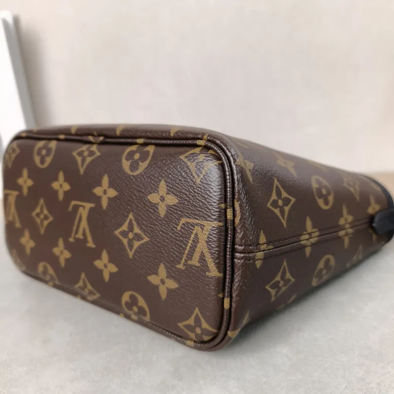 Louis Vuitton Crossbody Bag NEVERFULL INSIDE OUT BB Black PVC · Calfskin BB26.5 × 11 × 16.5 cm — detail view 9 of 17