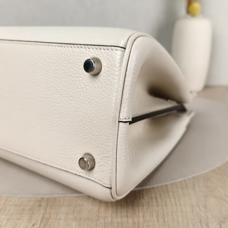 GUCCI Crossbody Bag zumi Top Handle Bag White Calfskin Small 27 × 10 × 22 cm — detail view 5 of 13