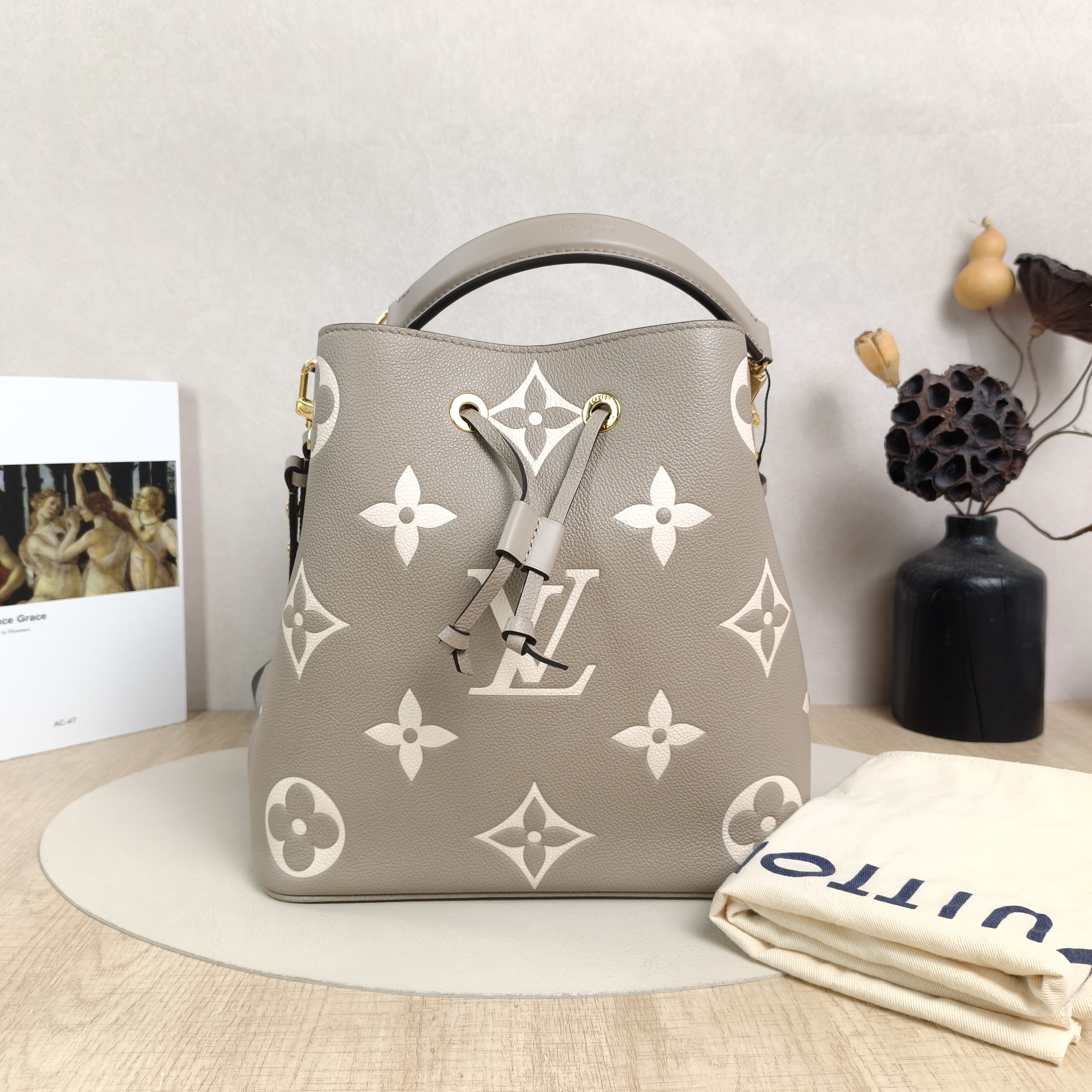 Louis Vuitton Shoulder Bag NÉONOÉ Bucket Bag · White Empreinte Embossed Calfskin Monogram Medium26 × 17.5 × 26 cm — cover view 6 of 6