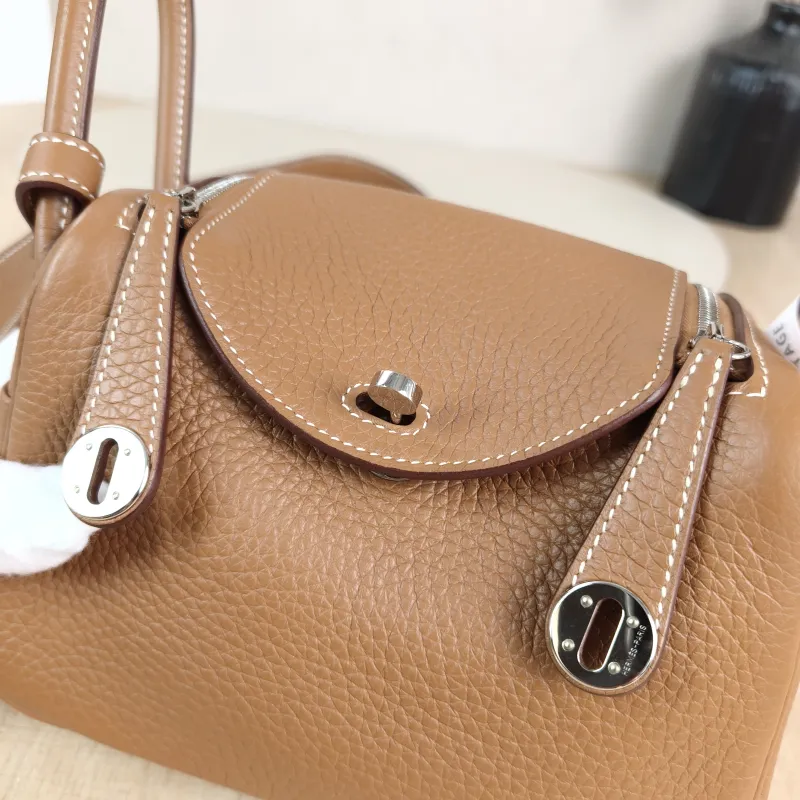 Hermès Crossbody Bag Lindy Mini 19 37 Brown TC Calfskin Mini 19 × 9.5 × 13 cm K — detail view 8 of 13