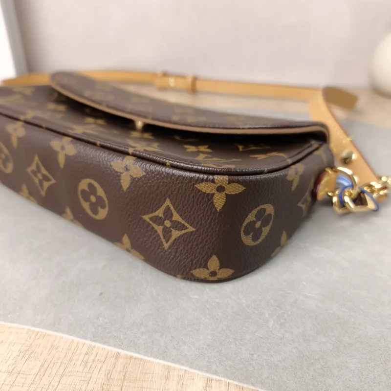 Louis Vuitton Crossbody Bag IVY Monogram PVC Small 23.5 × 4.3 × 12 cm — detail view 7 of 11