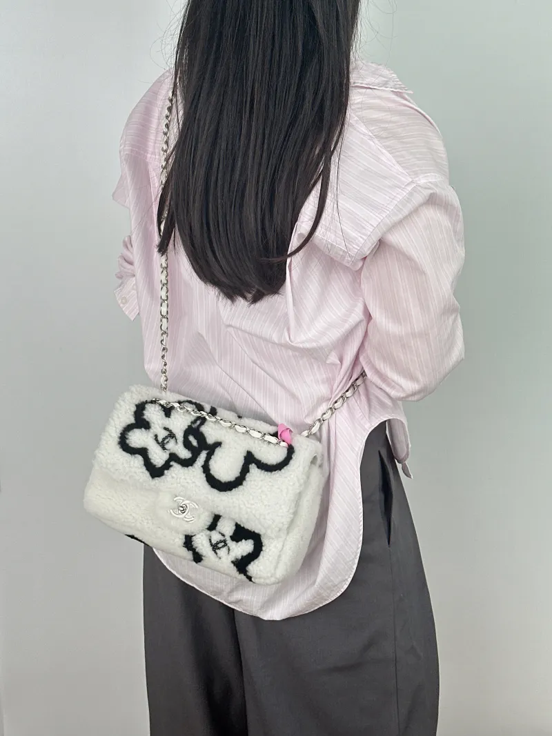 Chanel Shoulder Bag Editioncf Wool One Size 27 × 7 × 16.5 cm — on-model view 1 of 2