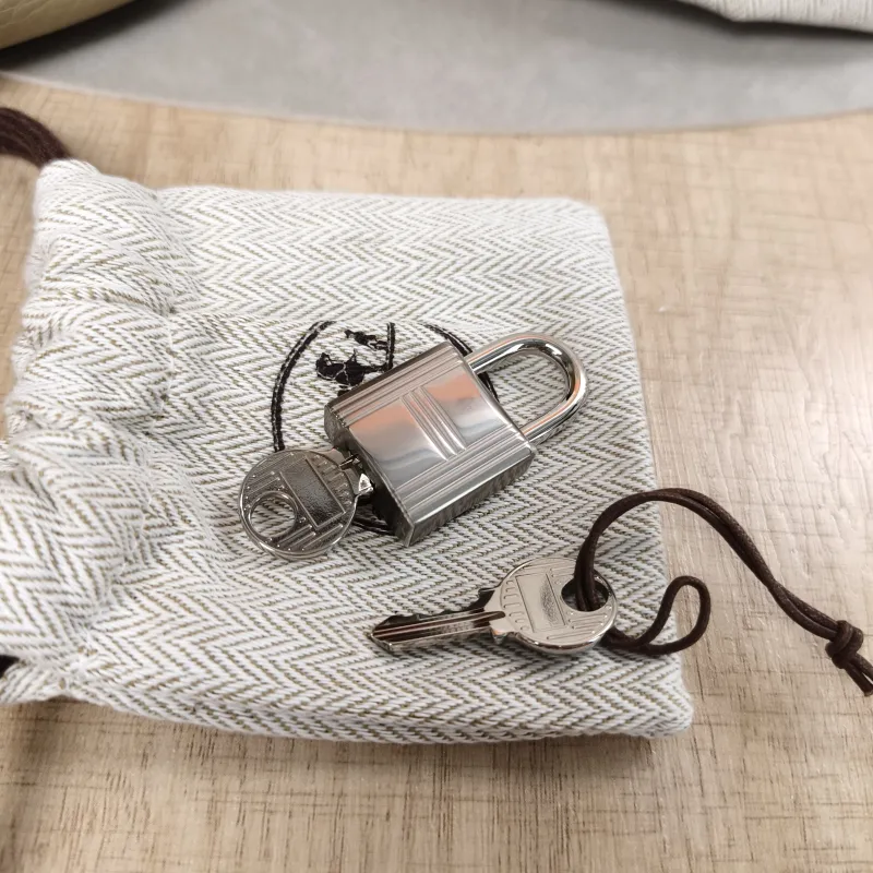 Hermès Top Handle Bag Picotin Lock 22 22S2 Taurillon Clemence TC Calfskin Medium22 × 17 × 21 cm — detail view 17 of 17