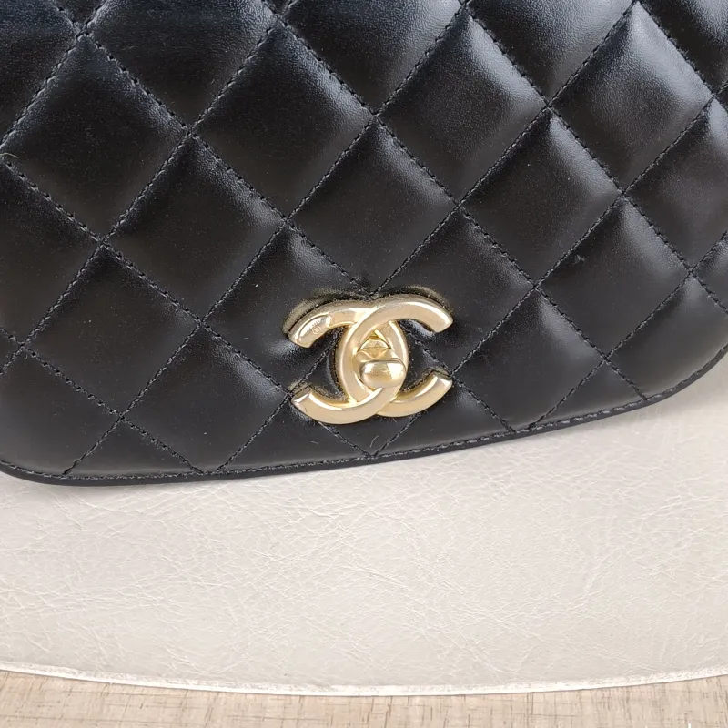 Chanel Crossbody Bag22a c Black Calfskinmini17.5 × 5.5 × 12 cm — detail view 11 of 15