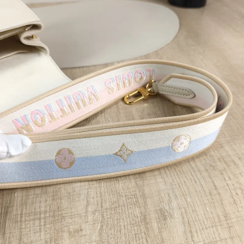Louis Vuitton Crossbody Bag CLUNY White Epi Embossed Calfskin Mini 20 × 7.5 × 16 cm — detail view 1 of 14