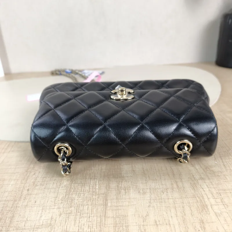 Chanel Crossbody Bag Crossbody Bag Black Lambskin One Size 19.5 × 4 × 11 cm — detail view 6 of 12