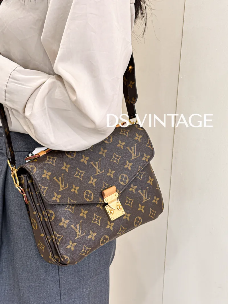 Louis Vuitton Crossbody Bag Pochette Métis Monogram PVC Medium25 × 7 × 19 cm Conditioned — on-model view 2 of 3