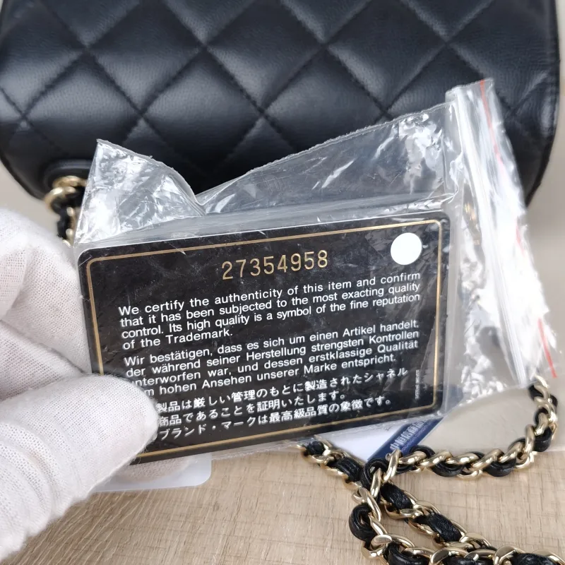 Chanel Crossbody Bag affinity Messenger Bag Black with Gold-Tone Hardware Grained Calfskin Small 19 × 7 × 14 cm 27 — detail view 4 of 16