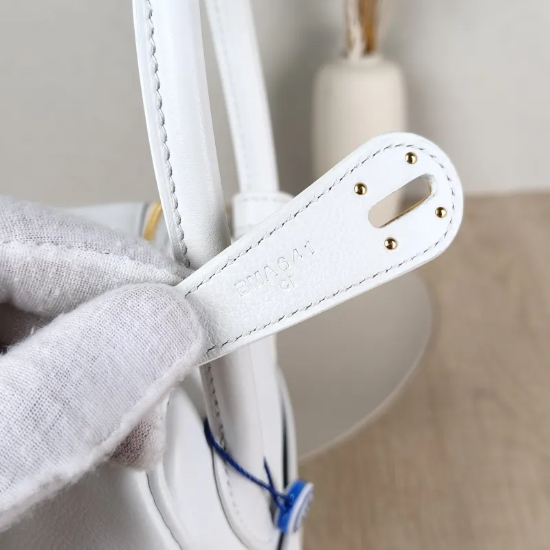 Hermès Crossbody Bag Lindy 2601White Evercolor Calfskin Small26 × 12 × 18 cm — detail view 2 of 11