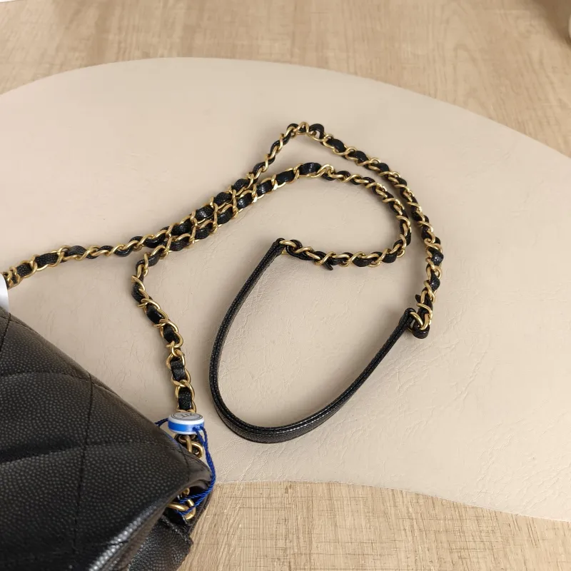 Chanel Crossbody Bag Edition Black Calfskinmini16.5 × 7 × 13 cm — detail view 4 of 15
