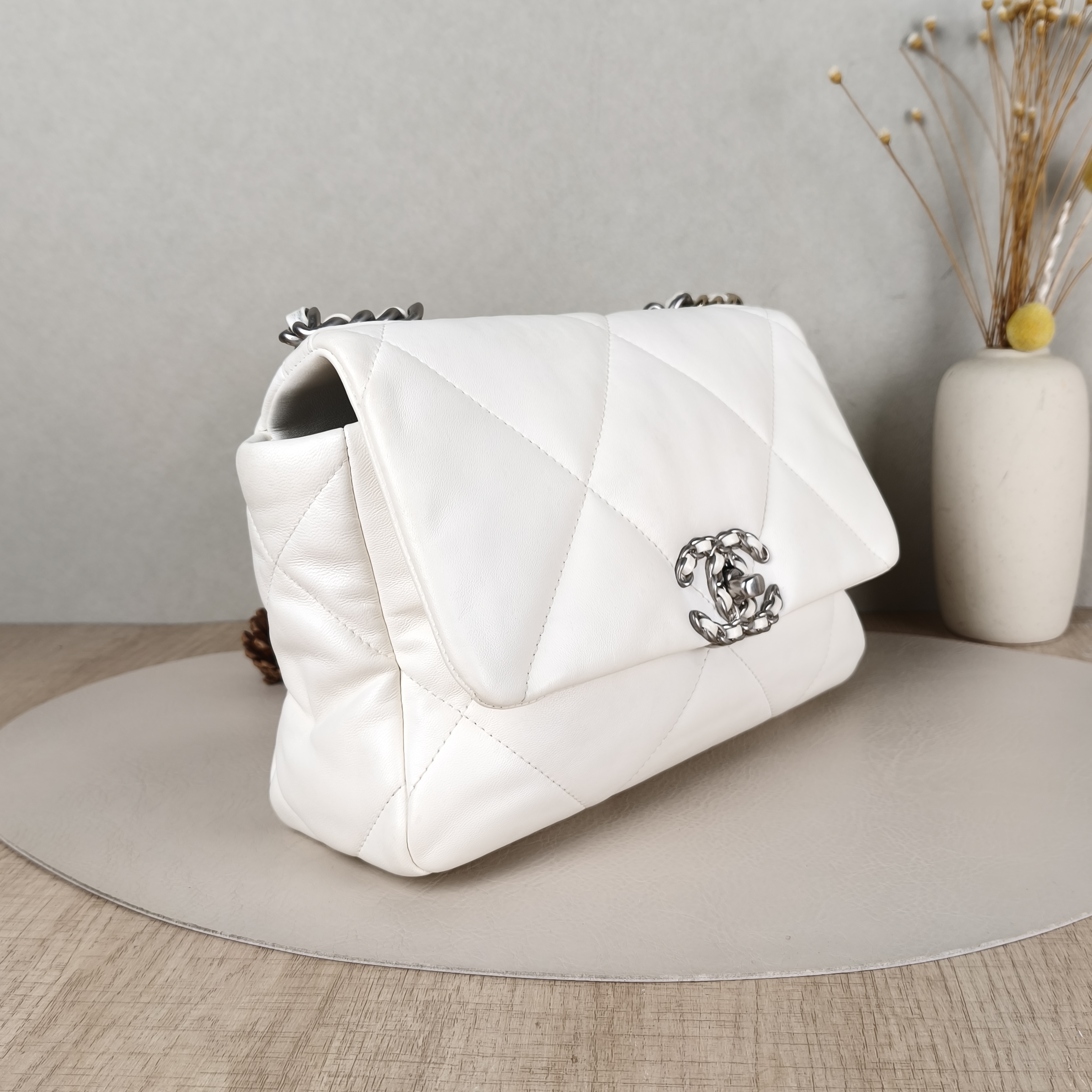 Chanel Crossbody Bag19Bag White Lambskin Small26 × 9 × 16 cm — cover view 4 of 5