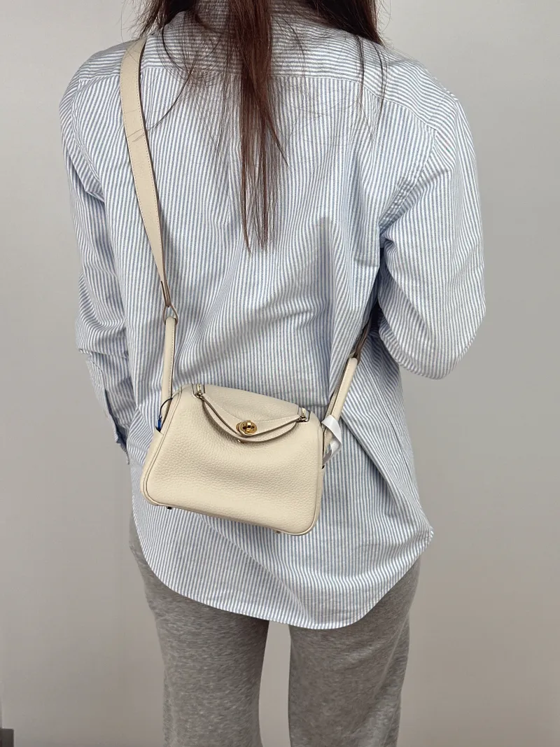Hermès Crossbody Bag Lindy Mini 19 10 TC Calfskin Mini 19 × 9.5 × 13 cm k — on-model view 1 of 2