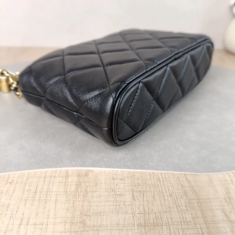 Chanel Crossbody Bag hobo Black Lambskin One Size 20 × 5 × 16.5 cm — detail view 10 of 11