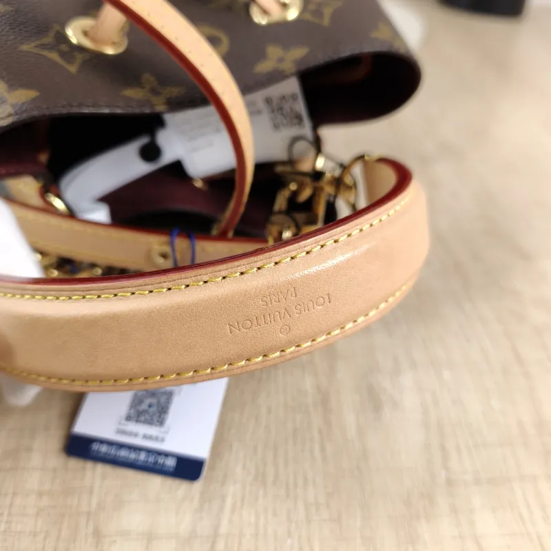 Louis Vuitton Crossbody Bag NÉONOÉ Bucket Bag BB Monogram PVC BB 20 × 13 × 20 cm — detail view 9 of 12