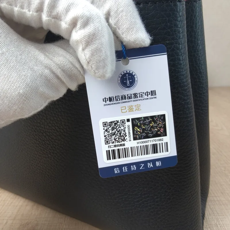 Louis Vuitton Top Handle Bag Capucines Black Calfskin Medium31.5 × 11 × 20 cm — detail view 15 of 22