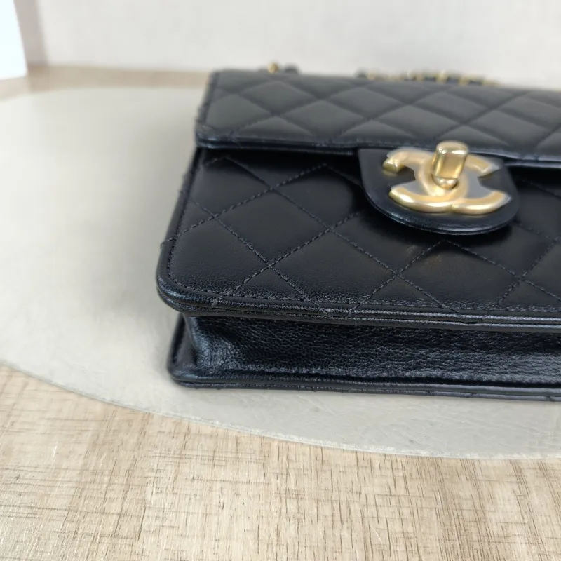 Chanel Crossbody Bag Pearl Crossbody Bag Black Calfskin One Size 15.5 × 5 × 15.5 cm 29 — detail view 4 of 12