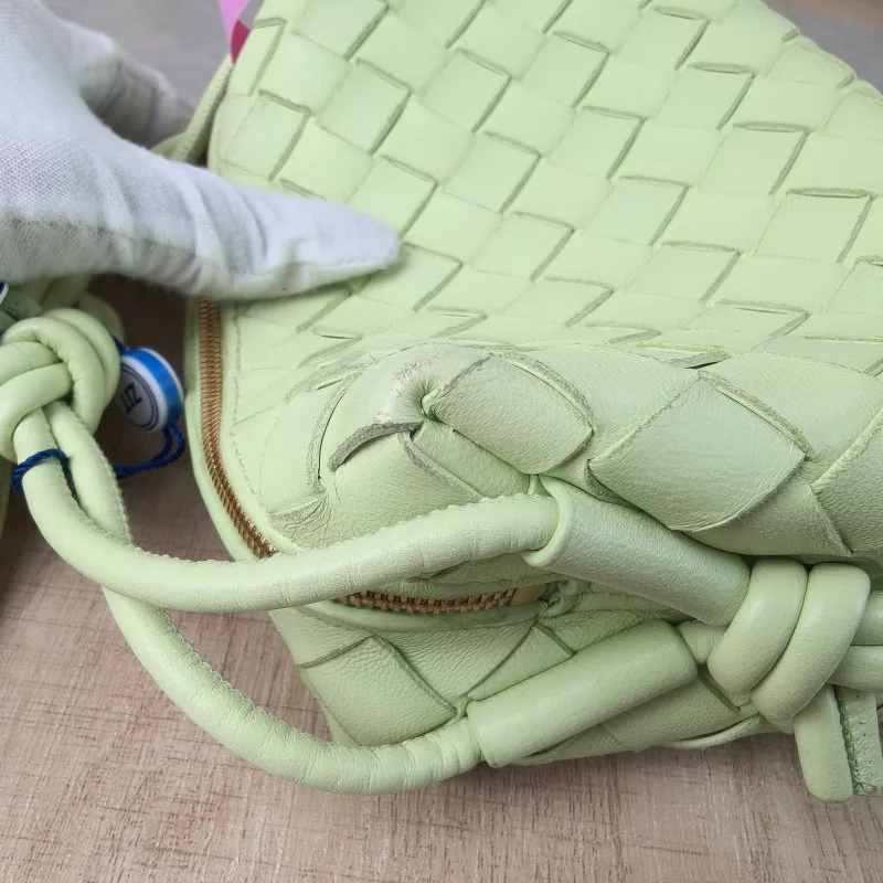 Bottega Veneta Crossbody Bag Loop Camera Bag Green Lambskinmini17 × 6 × 11 cm — detail view 4 of 16