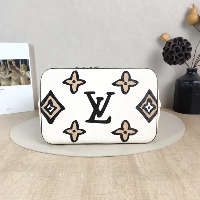 Louis Vuitton Shoulder Bag NÉONOÉ Bucket Bag PVC Medium 26 × 17.5 × 26 cm — cover view 5 of 5