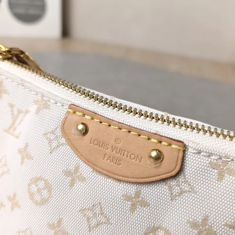 Louis Vuitton Shoulder Bag Pochette Hills White Canvas One Size18.5 × 6.5 × 11 cm — detail view 7 of 12