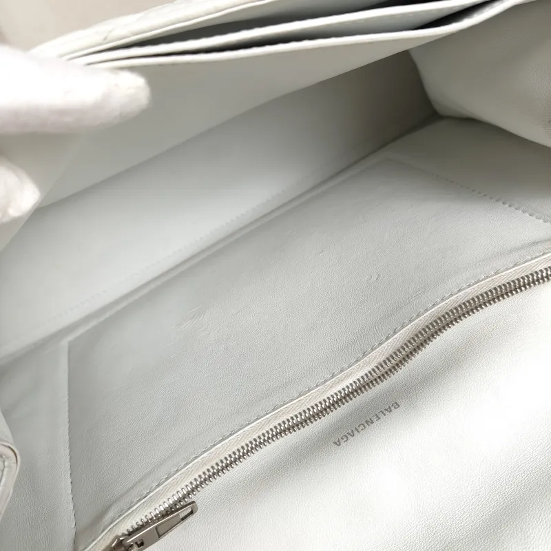BALENCIAGA Shoulder Bag CRUSH Chain Bag White Calfskin Medium 32 × 10 × 20 cm — detail view 4 of 11