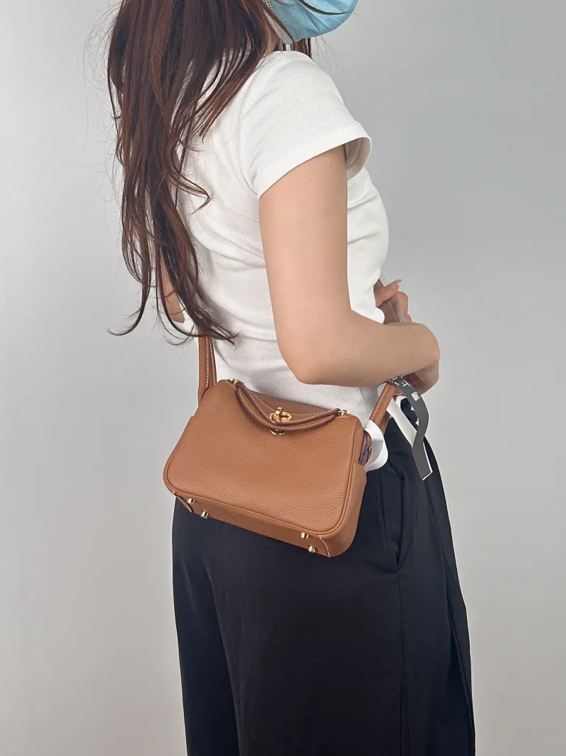 Hermès Crossbody Bag Lindy Mini 19 TC Calfskin Mini 19 × 9.5 × 13 cm G — on-model view 2 of 2