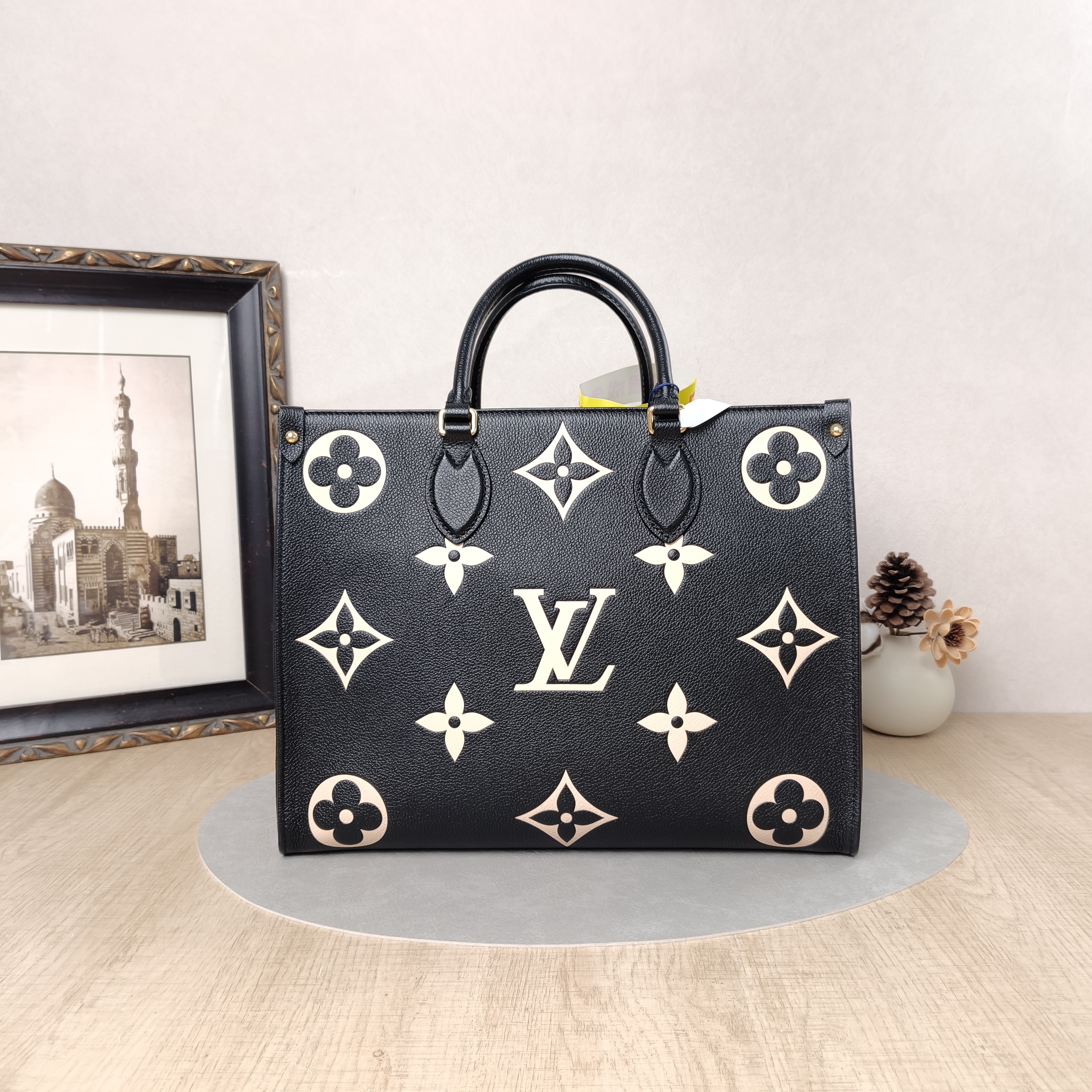Louis Vuitton Shoulder Bag Onthego Medium Black · White Empreinte Embossed Calfskin Monogram Medium35 × 14 × 27 cm