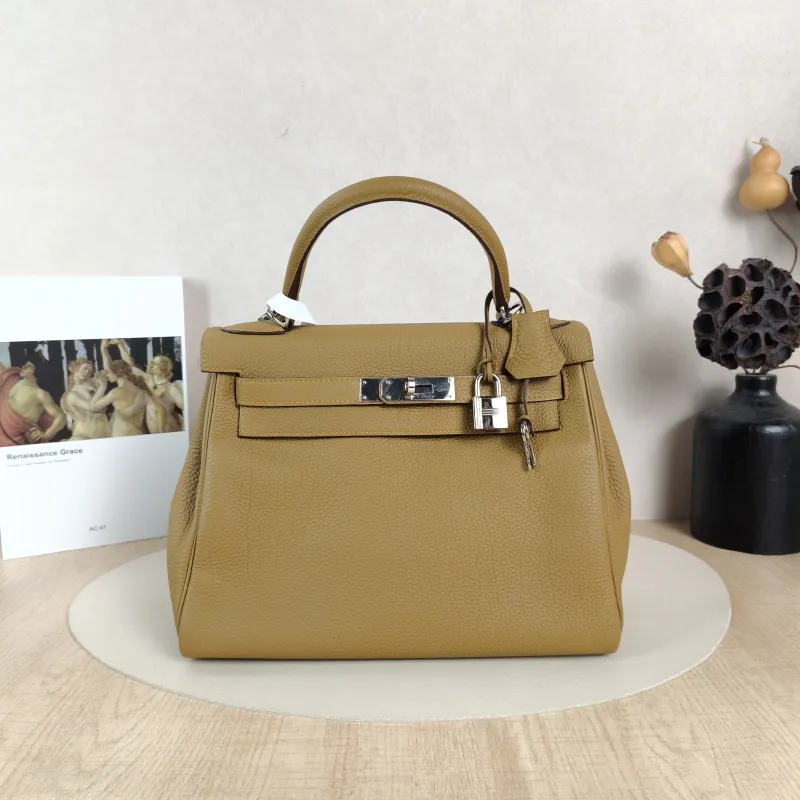 Hermès Shoulder Bag Kelly 28 Silver-Tone Hardware2S Togo Calfskin Medium28 × 10 × 22 cm