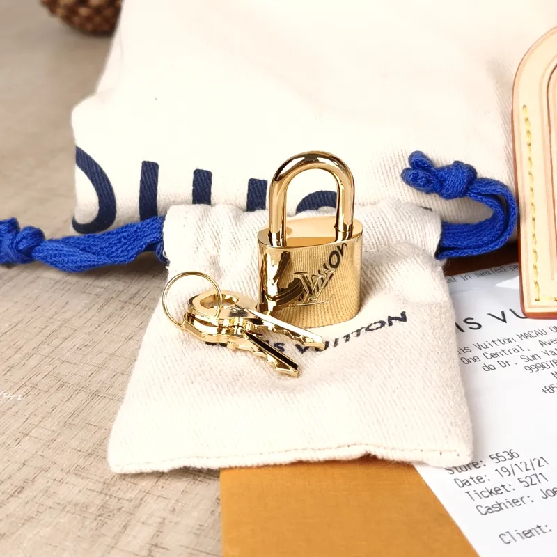 Louis Vuitton Crossbody Bag PETIT PALAIS Monogram PVC Small 29 × 12.5 × 18 cm — detail view 7 of 13