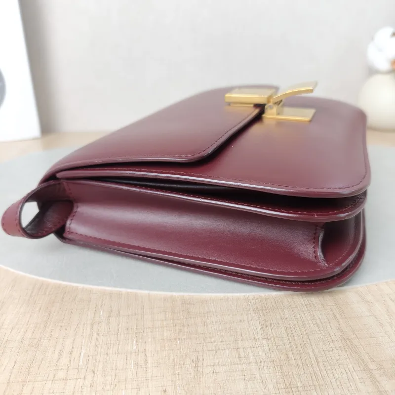 CELINE Crossbody Bag Classic Box Red Calfskin Medium24 × 7 × 18 cm Conditioned — detail view 2 of 11