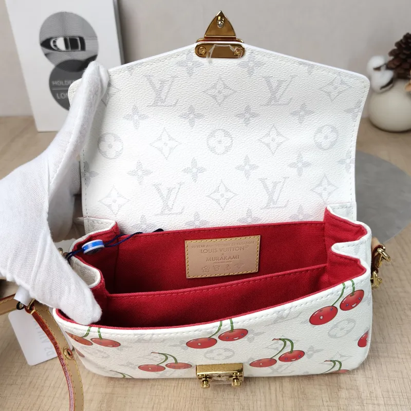 Louis Vuitton Crossbody Bag Pochette Métis East West White · PVC Small21.5 × 6 × 13.5 cm — detail view 16 of 16