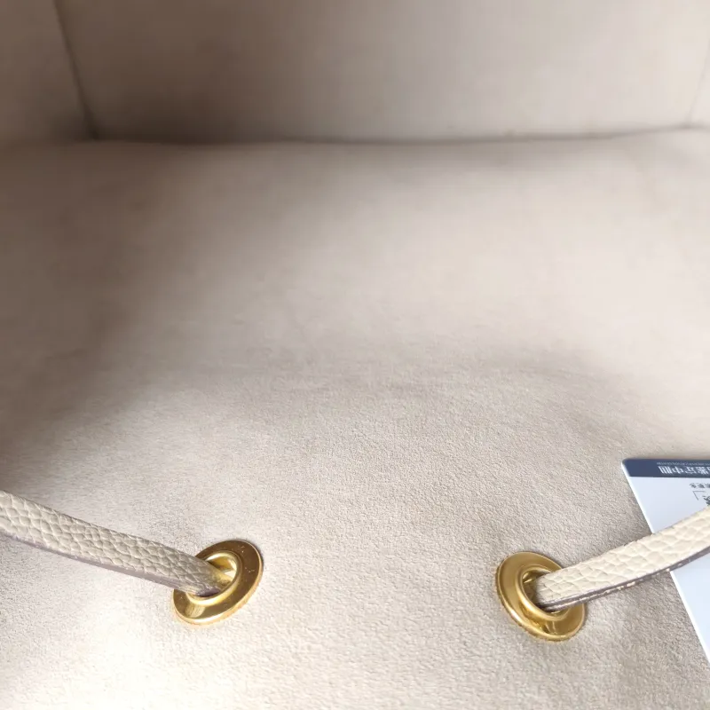 Louis Vuitton Shoulder Bag NÉONOÉ Bucket Bag · White Empreinte Embossed Calfskin Medium 26 × 17.5 × 26 cm — detail view 12 of 13