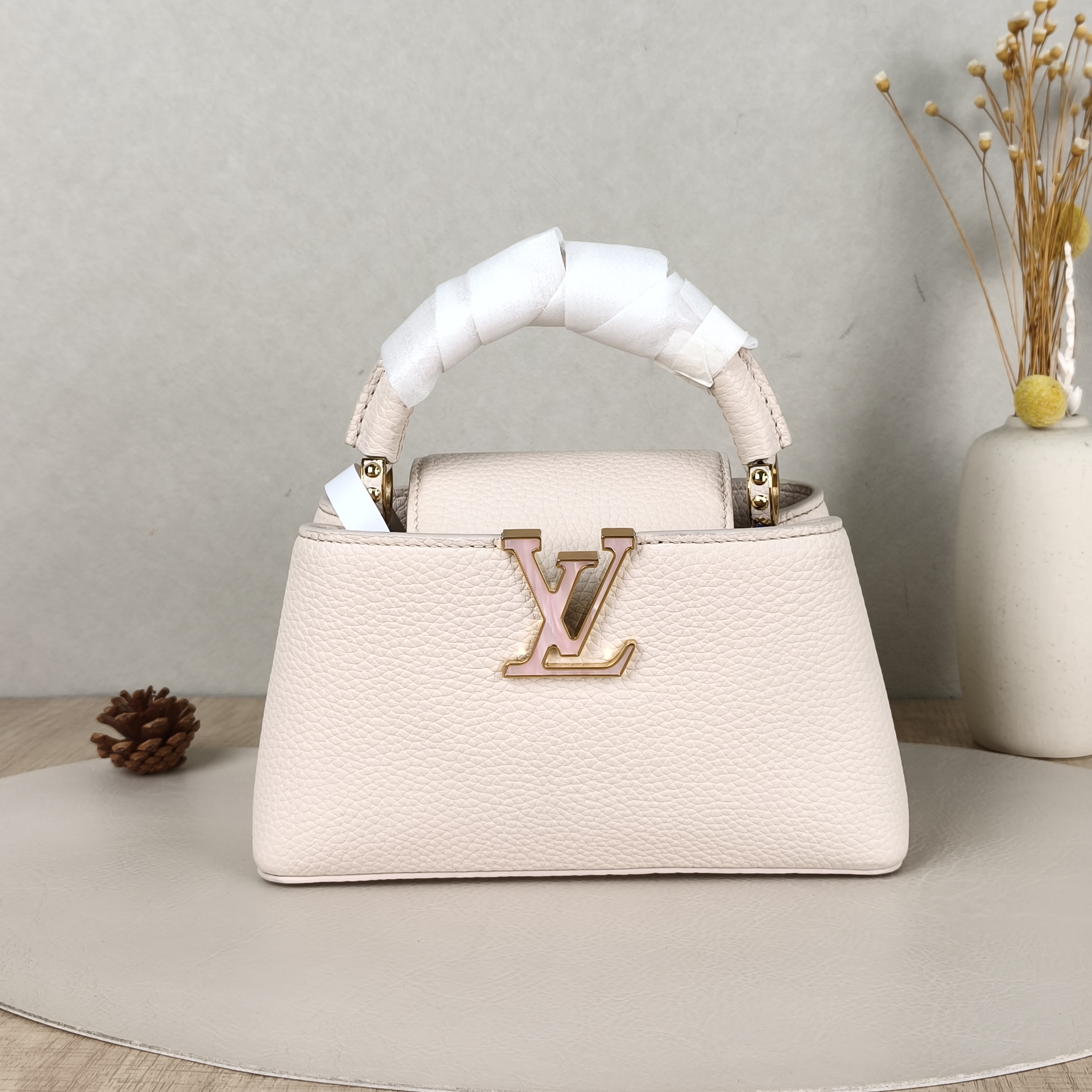 Louis Vuitton Top Handle Bag Capucines East West White Calfskinmini22 × 8 × 12 cm